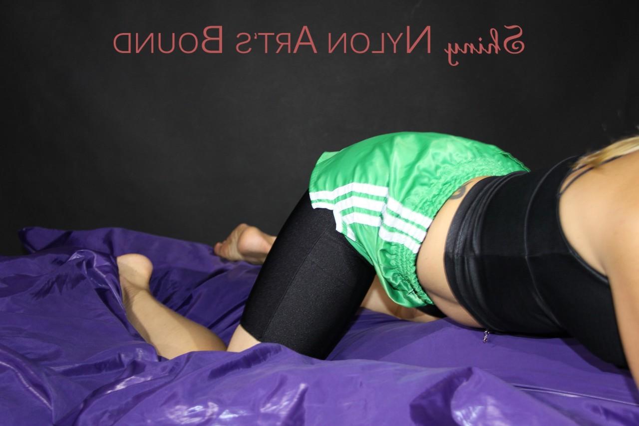 16P Une fille blonde est bâillonnée et retenue dans un short en nylon sur un short en spandex.