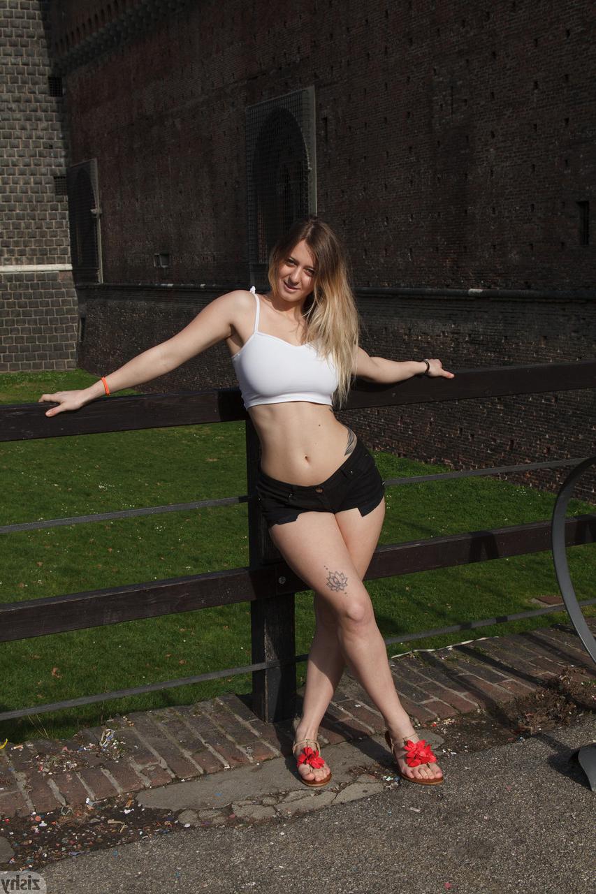 13P Das Amateur-Babe Sera Rossini zeigt an öffentlichen Orten ihre tollen großen Titten