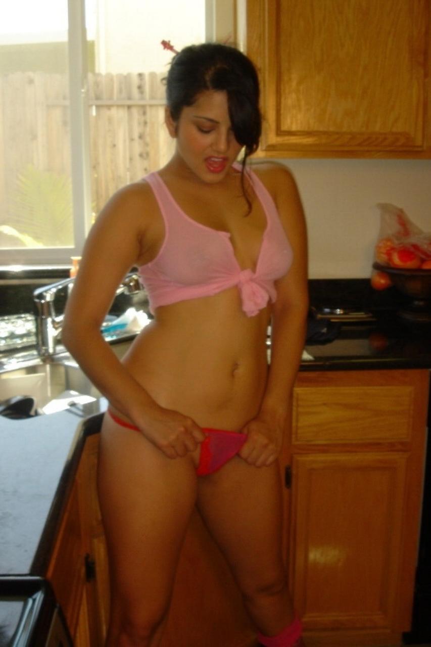17P Pornstar with Indian roots Sunny Leone nudes pussy and masturbates in kitchen