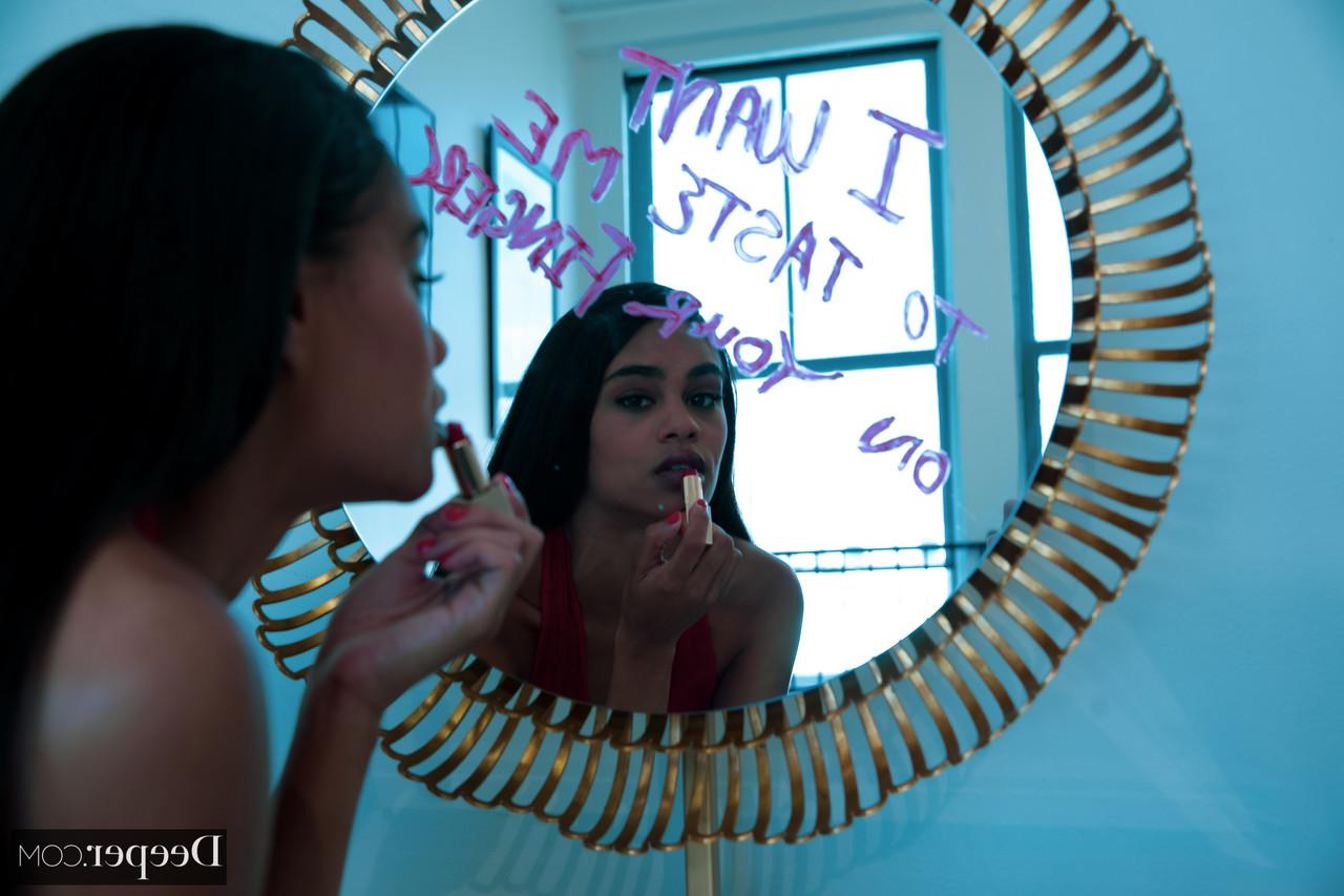 20P La dulce y flaca de ébano Scarlit Scandal recibe una erección mientras está encadenada y con tacones