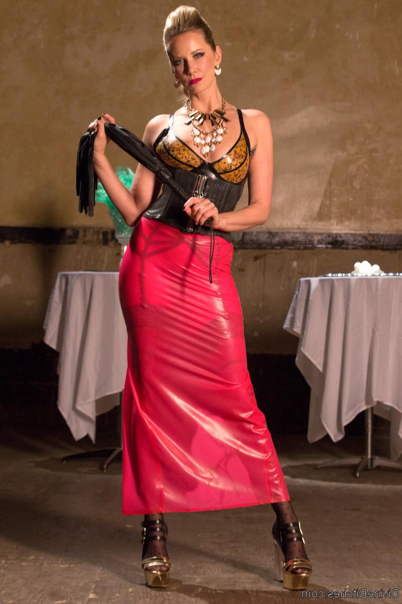 10P Sexy domme Maitresse Madeline Marlowe posa com uma roupa gostosa e mostra seus peitos