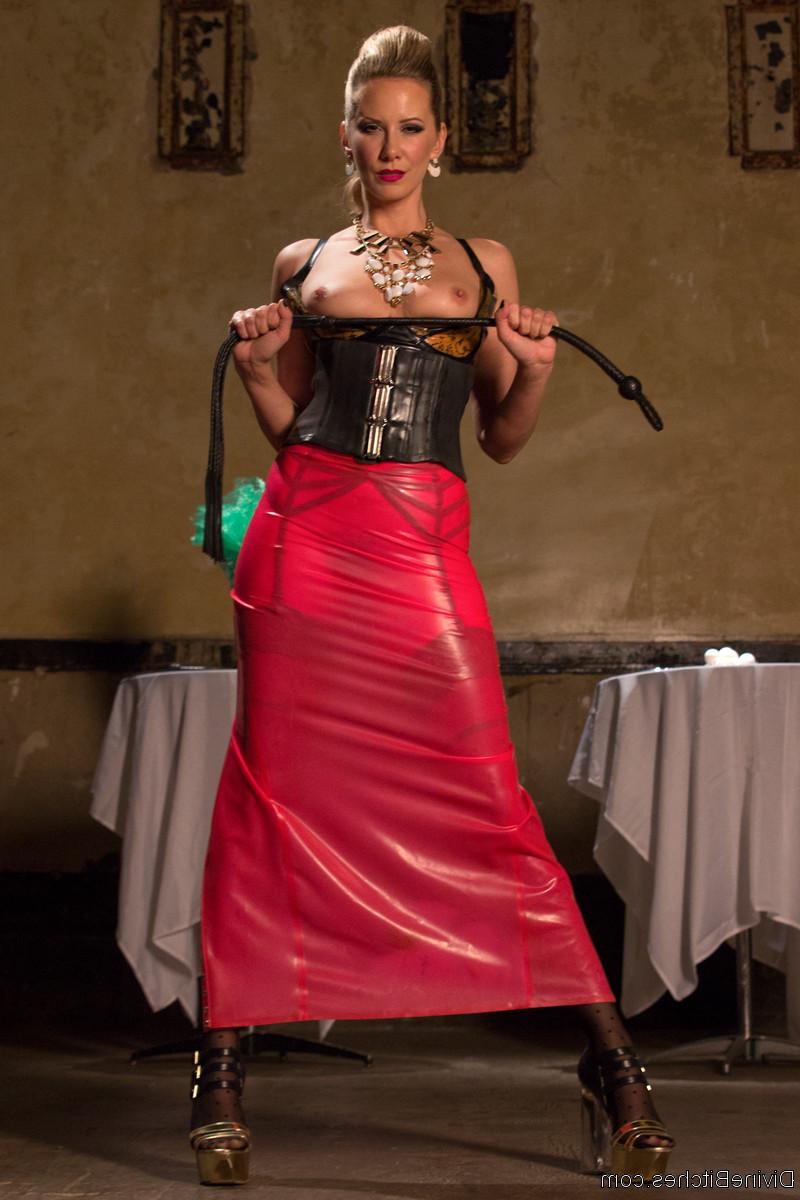 10P Sexy domme Maitresse Madeline Marlowe posa com uma roupa gostosa e mostra seus peitos