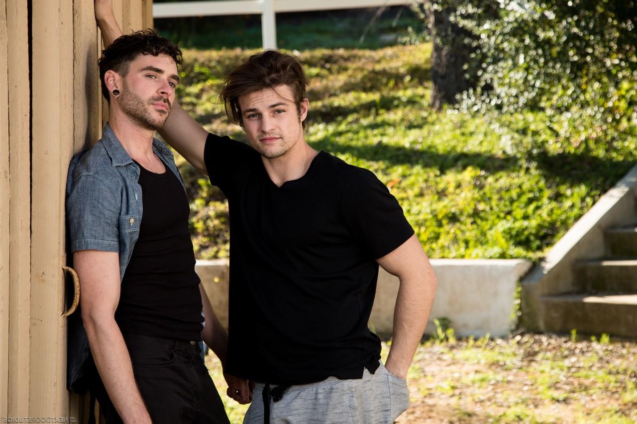 20P Die schwulen Amateure Charlie Pattinson und Cayden Stone haben einen Outdoor-Anal-Quickie