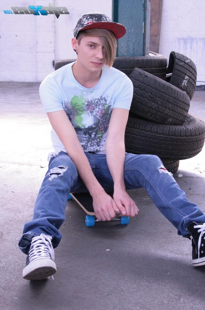 18P O garoto britânico McKenzie Cross bate com o gostoso feminino gay Jay L Amour na bunda