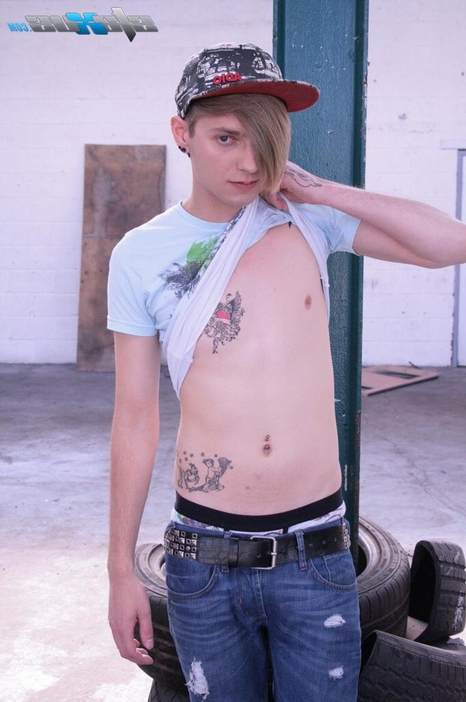 18P O garoto britânico McKenzie Cross bate com o gostoso feminino gay Jay L Amour na bunda