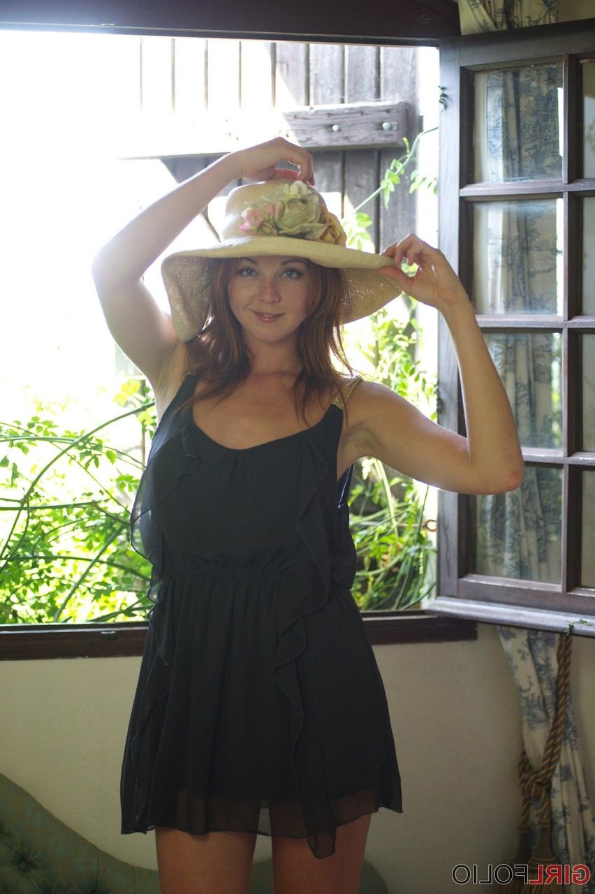 12P La glamorosa elen moore expone su ropa interior de encaje mientras usa un gran sombrero