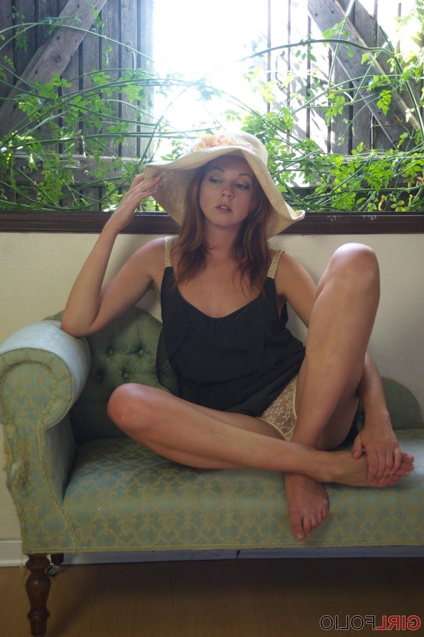 12P La glamorosa elen moore expone su ropa interior de encaje mientras usa un gran sombrero