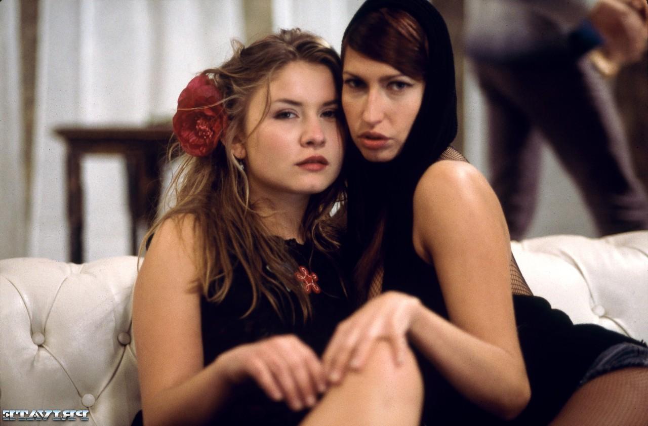 9P Las dulces sophie evans y sugar babe hacen alarde de sus tetas y sus culos calientes