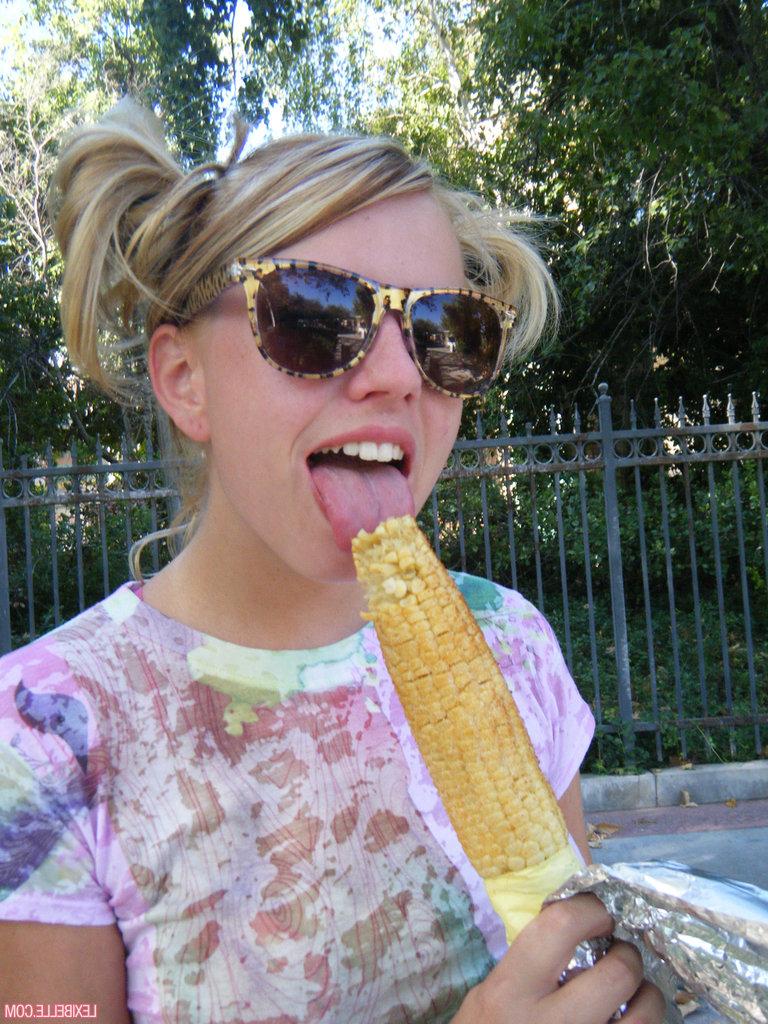 15P A adolescente loira Lexi Belle capturada em vários estados de nudez