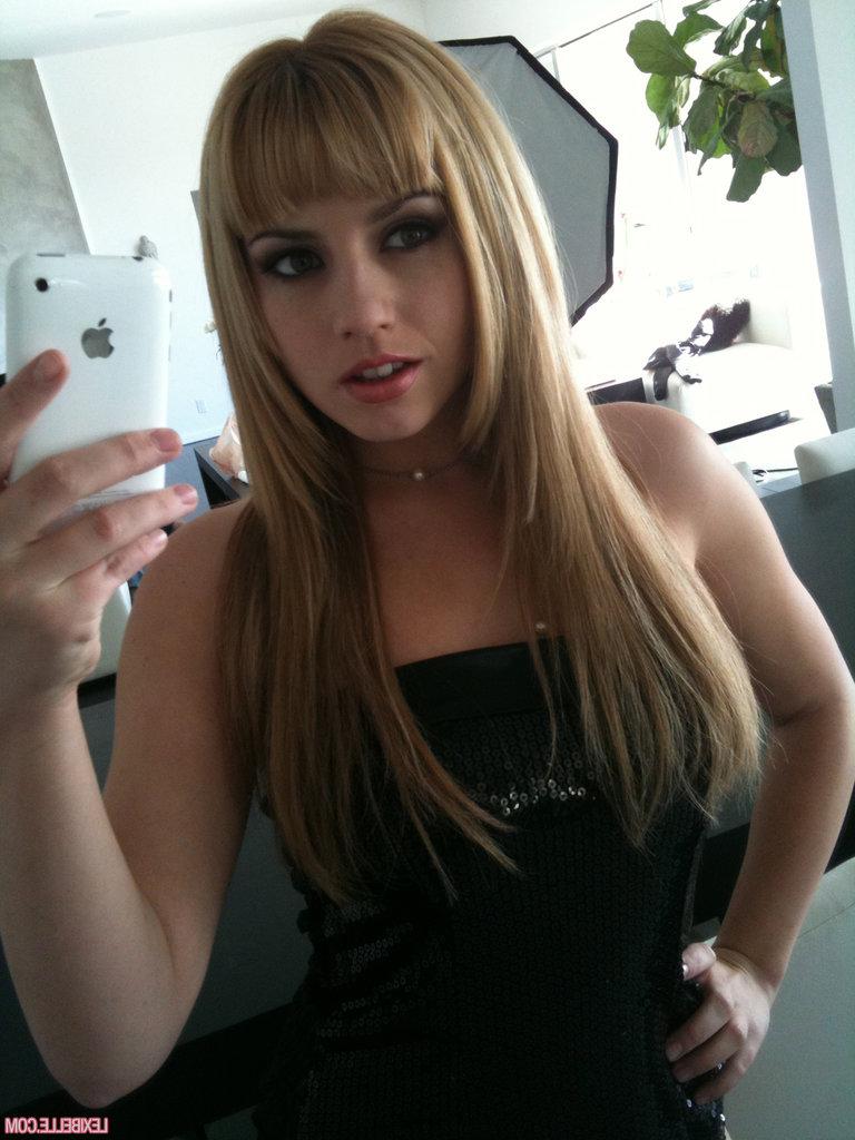 15P A adolescente loira Lexi Belle capturada em vários estados de nudez