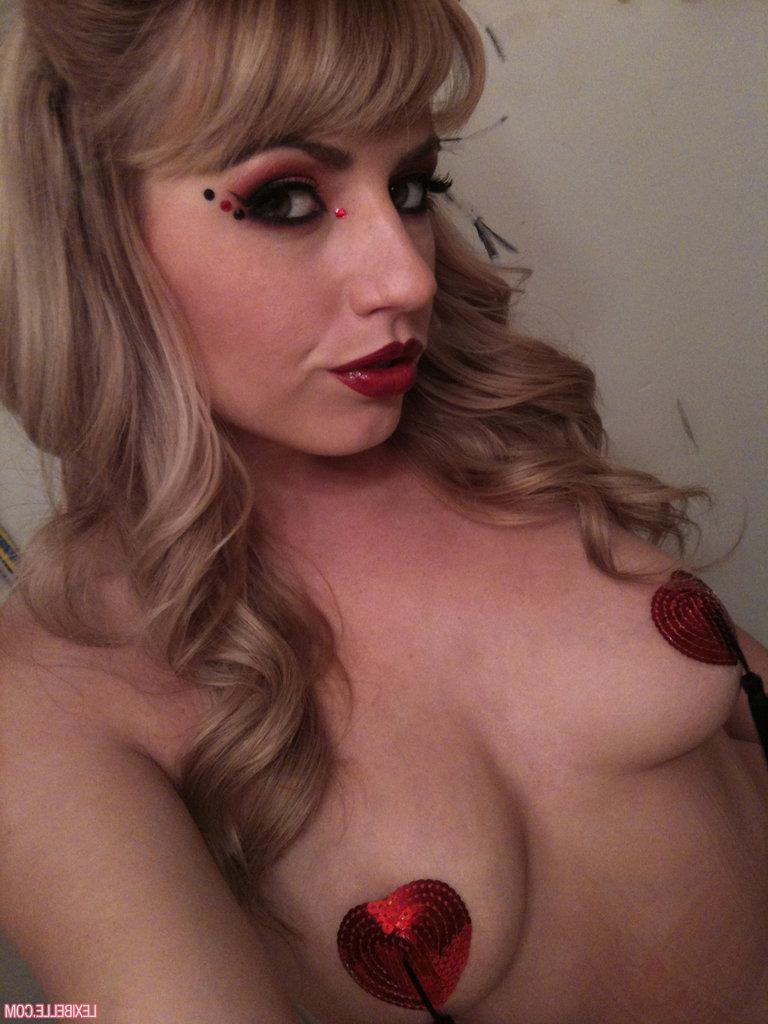 15P A adolescente loira Lexi Belle capturada em vários estados de nudez