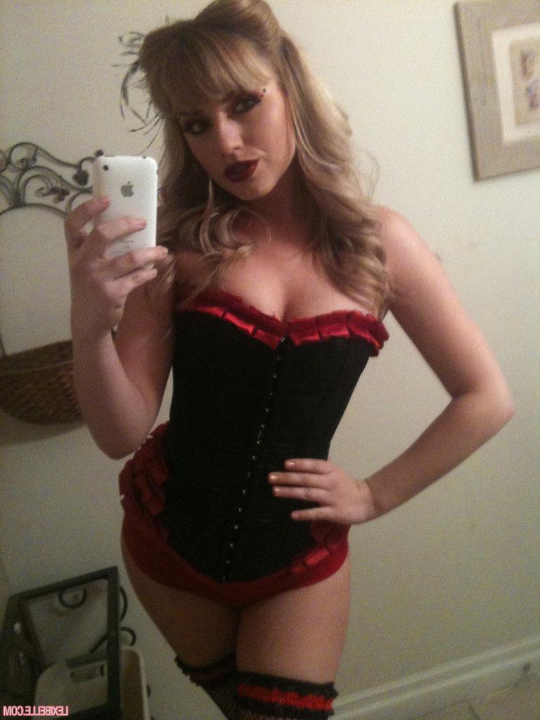 15P A adolescente loira Lexi Belle capturada em vários estados de nudez