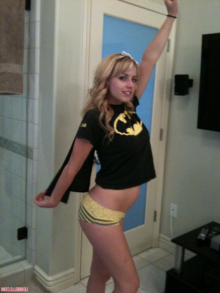 15P A adolescente loira Lexi Belle capturada em vários estados de nudez