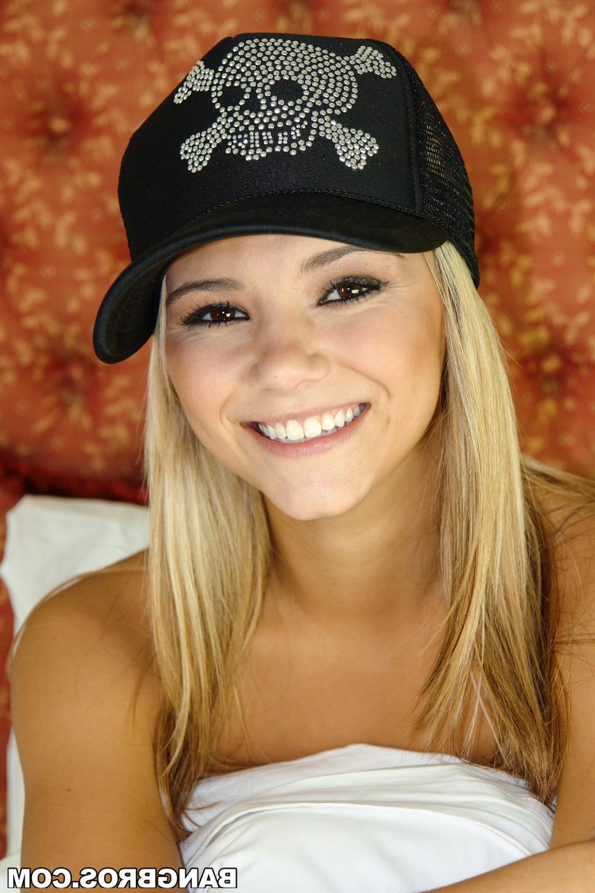 20P La petite blonde Ashlynn Brooke vous taquine avec ses seins bronzés et rehaussés.