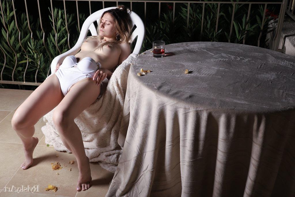16P La jeune blonde Katty Muss se déshabille sur une table de balcon la nuit.