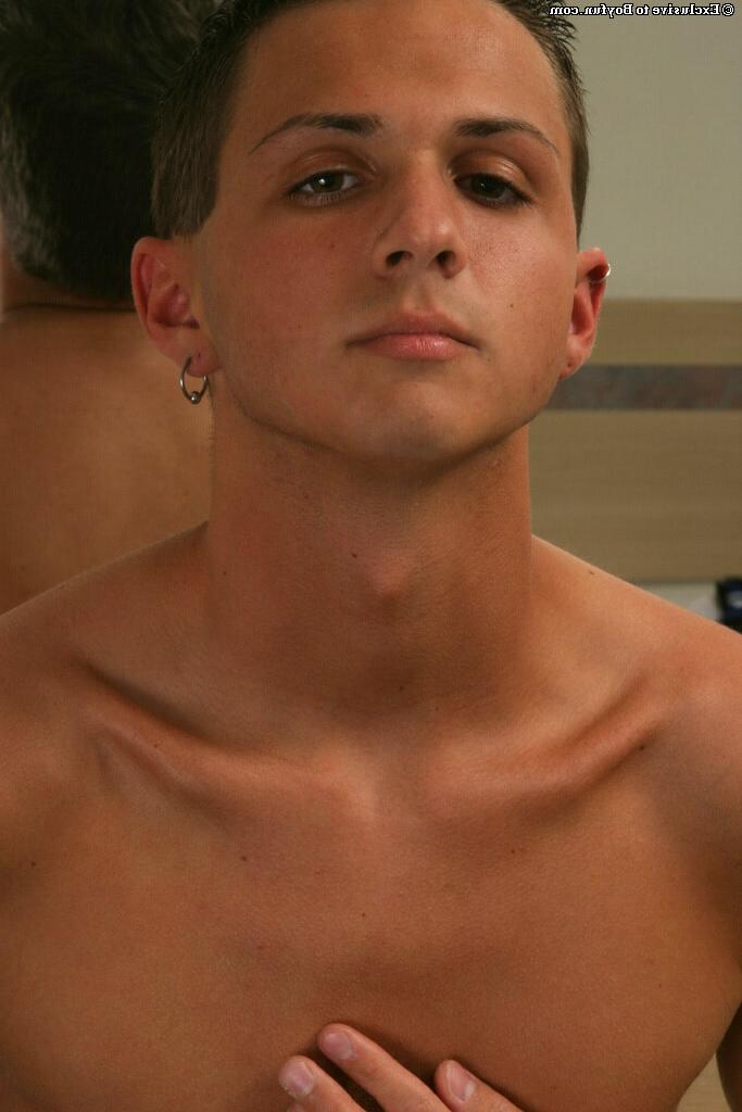 20P La brune gay sexy Aidan Mikayla branle sa bite dure devant le miroir