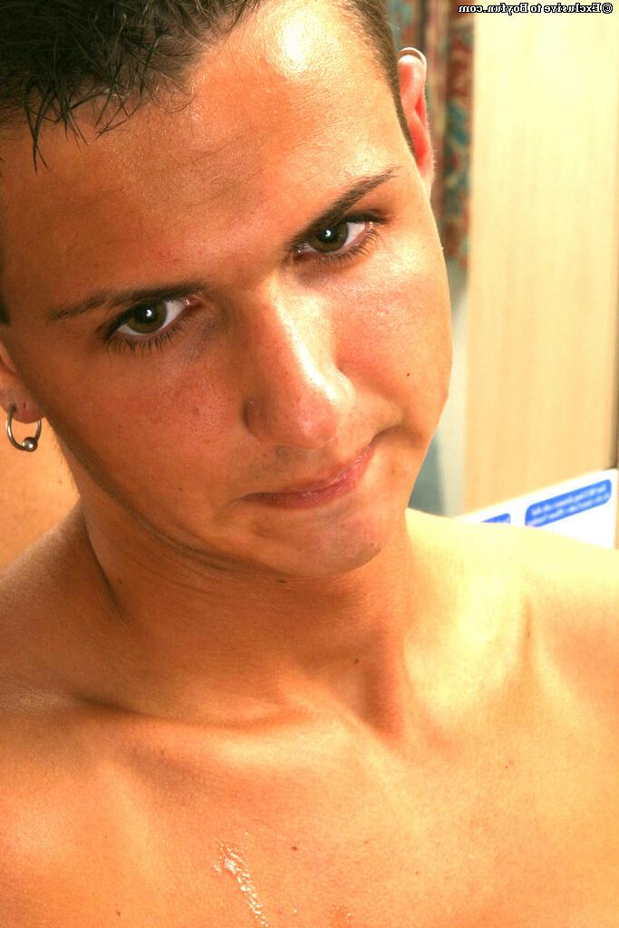 20P La brune gay sexy Aidan Mikayla branle sa bite dure devant le miroir