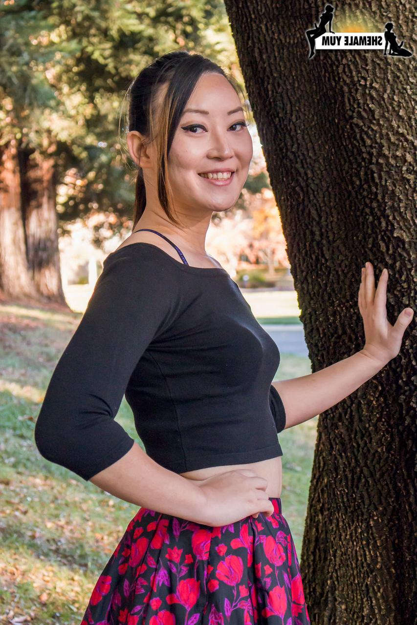 16P A travesti gostosa Amy Sun revela seu pau pequeno em um strip-tease sexy em sua cama