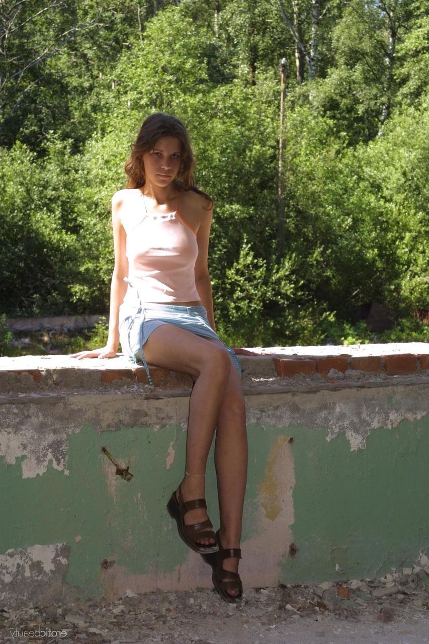 20P A linda garota Gillian exibe seus peitos pequenos em um strip-tease sexy