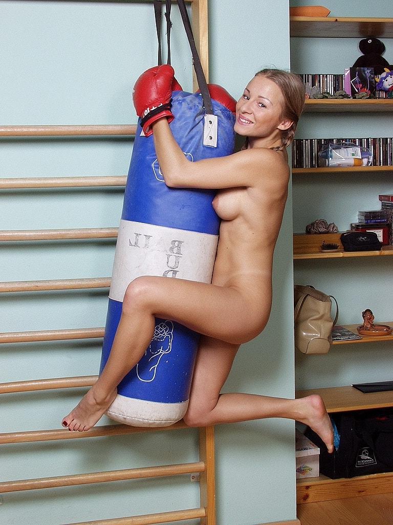 20P Das Schulmädchen Trixie Mellows zieht während eines Boxtrainings ihre Muschi aus und spreizt sie