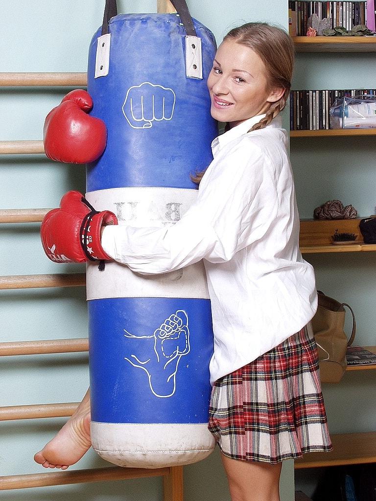 20P Das Schulmädchen Trixie Mellows zieht während eines Boxtrainings ihre Muschi aus und spreizt sie