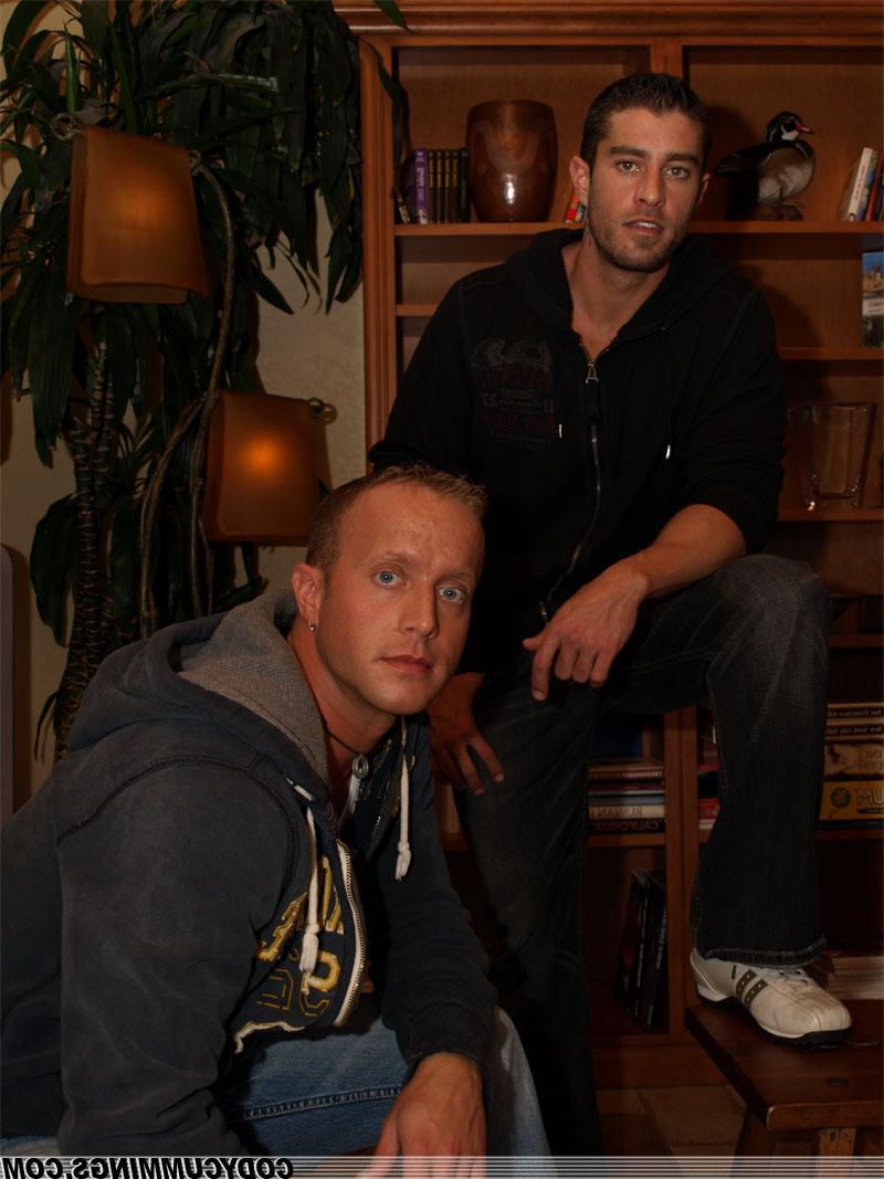 20P El pervertido gay Cody Cummings chupa la polla de su novio con los ojos vendados Sebastian Taylor