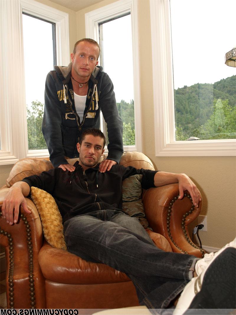 20P El pervertido gay Cody Cummings chupa la polla de su novio con los ojos vendados Sebastian Taylor