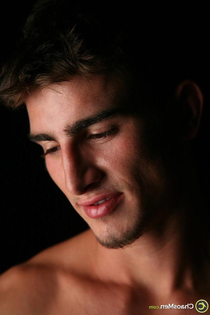 20P Gay chaud avec un tatouage sur le ventre, Spike attrape sa longue bite bien raide en solo