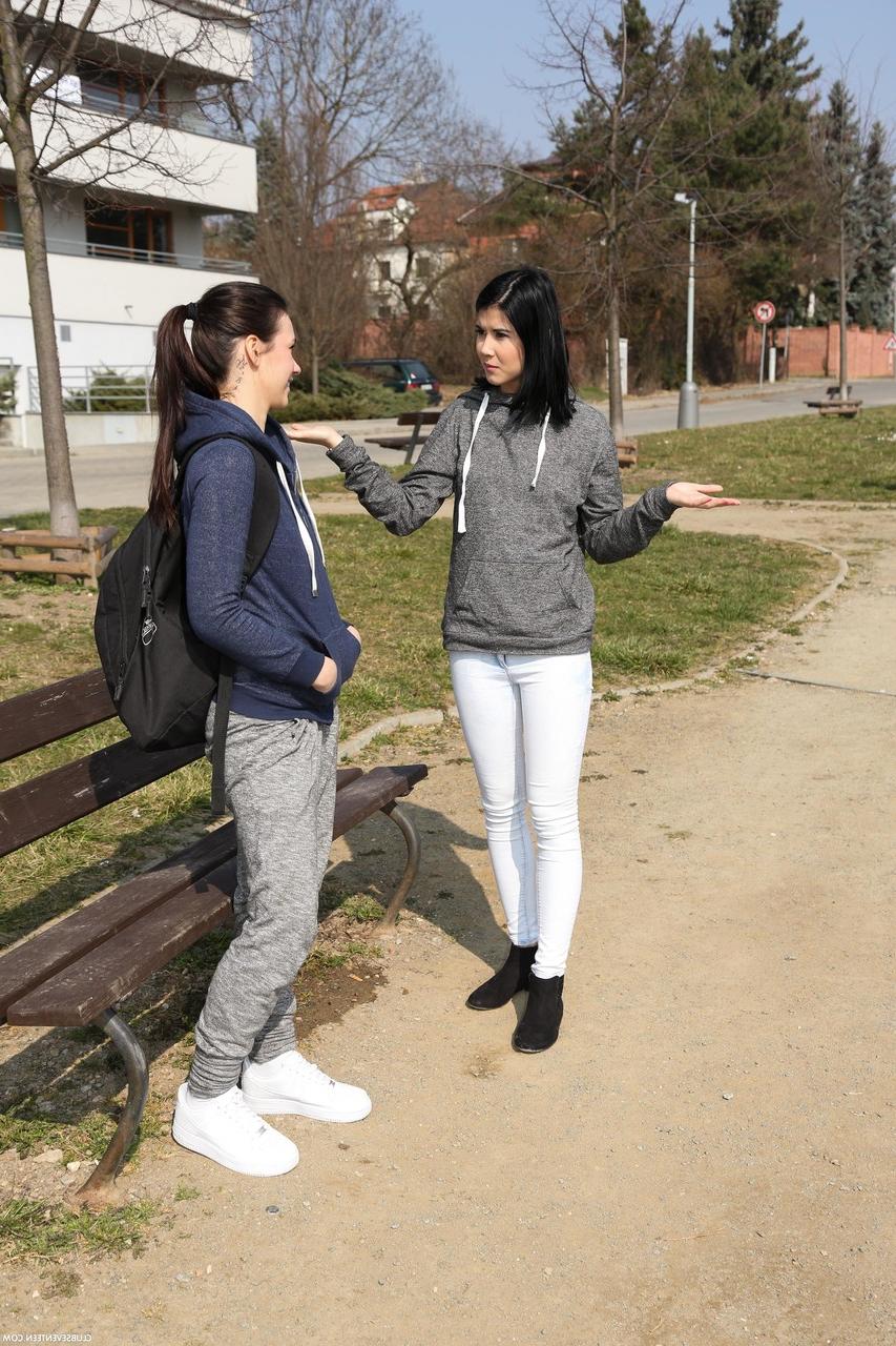 20P Die brünetten Lesben Carrie A und Lady D probieren gegenseitig die Muffs und Scheren