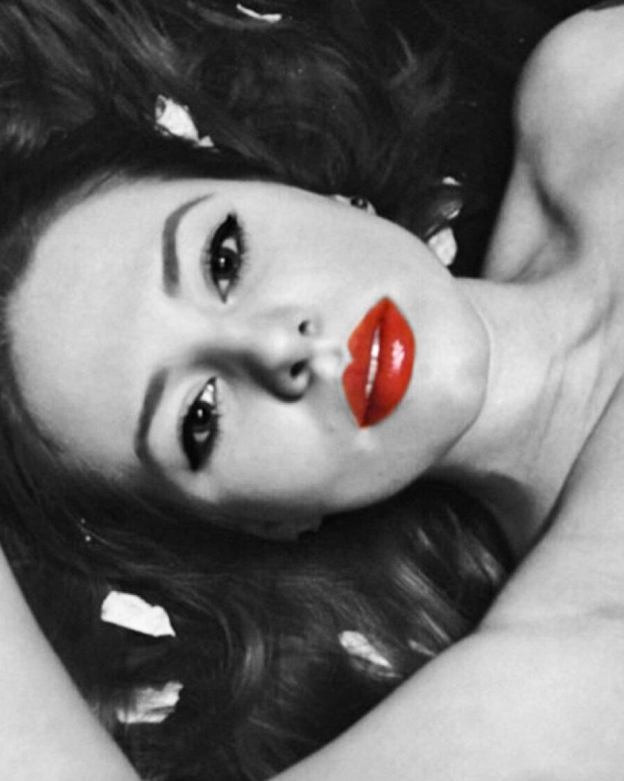 20P Linda gata mostra seu grande saque em uma compilação sexy em preto e branco