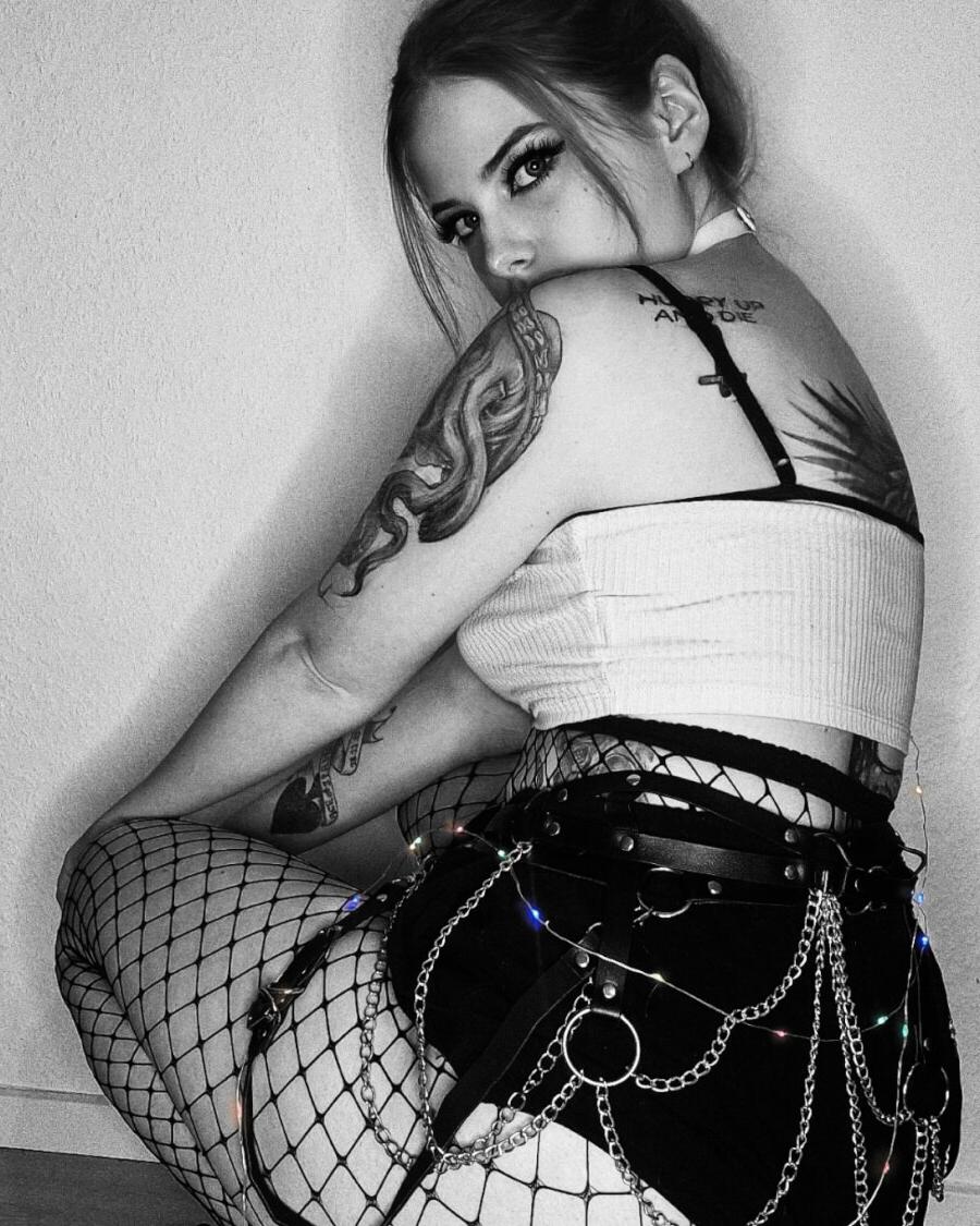 20P Linda gata mostra seu grande saque em uma compilação sexy em preto e branco