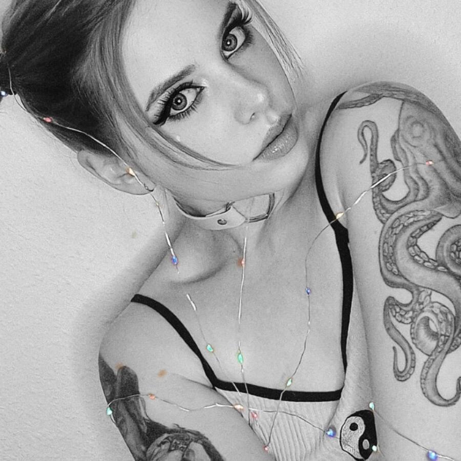 20P Linda gata mostra seu grande saque em uma compilação sexy em preto e branco