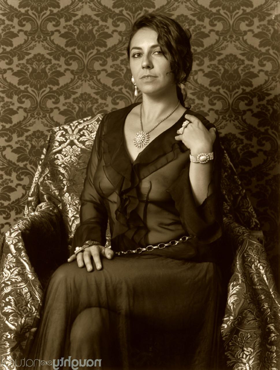 20P A bela amadora Nikki Silver revelando seu corpo peludo na sessão de fotos vintage