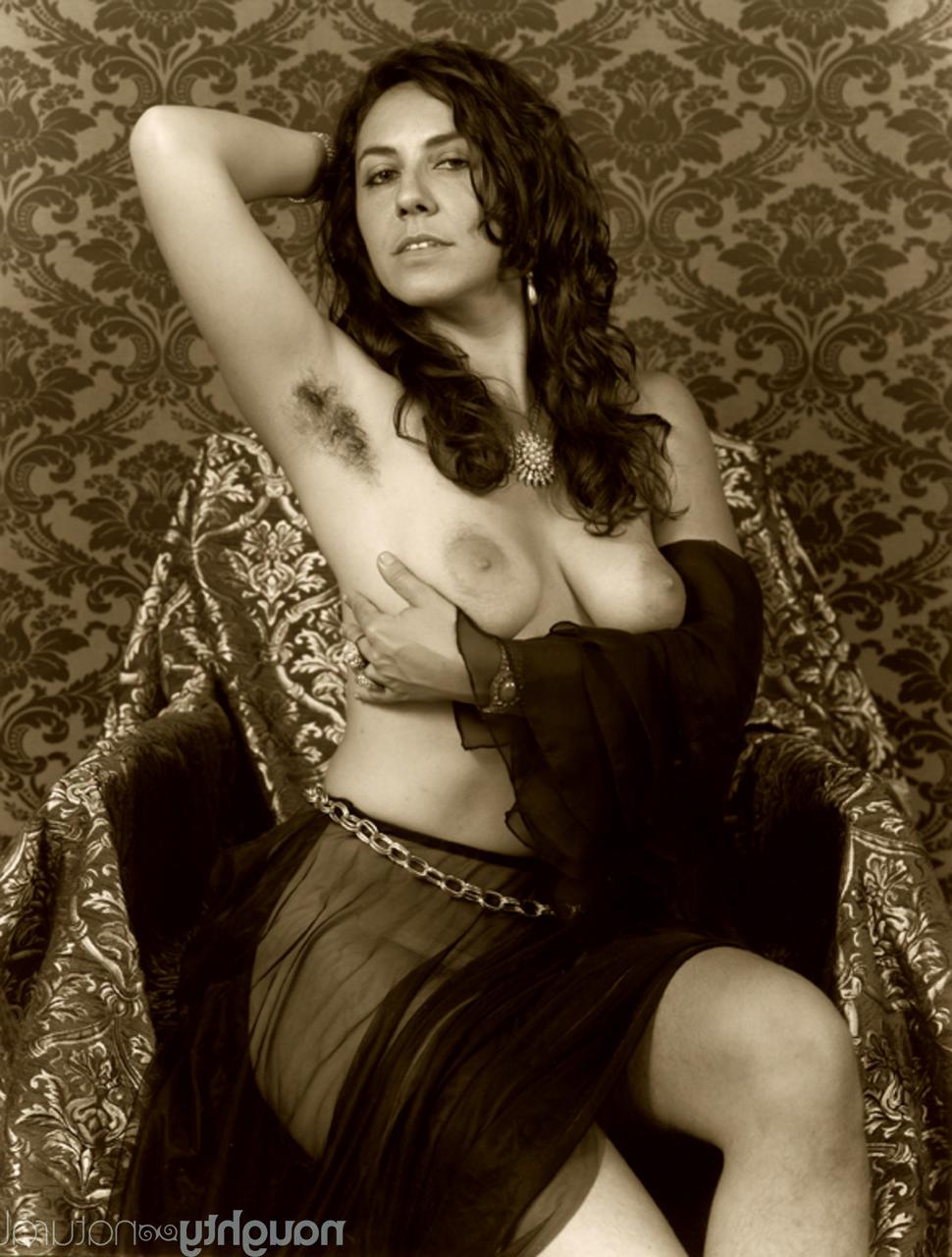 20P A bela amadora Nikki Silver revelando seu corpo peludo na sessão de fotos vintage