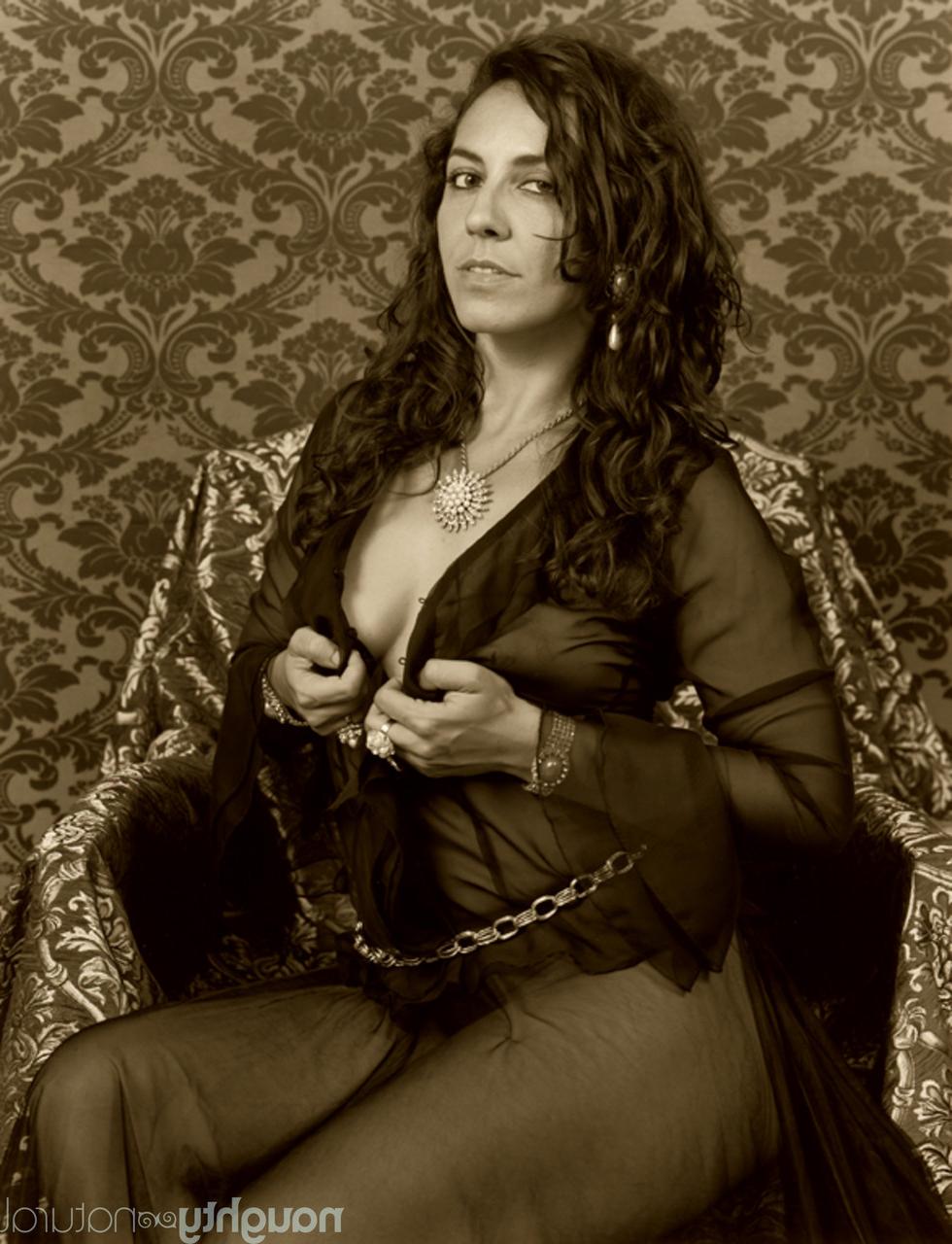 20P A bela amadora Nikki Silver revelando seu corpo peludo na sessão de fotos vintage
