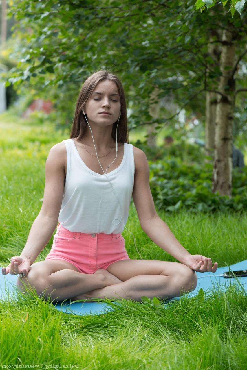 17P La delgada joven rusa Evelina Darling se desnuda después de hacer yoga en el bosque