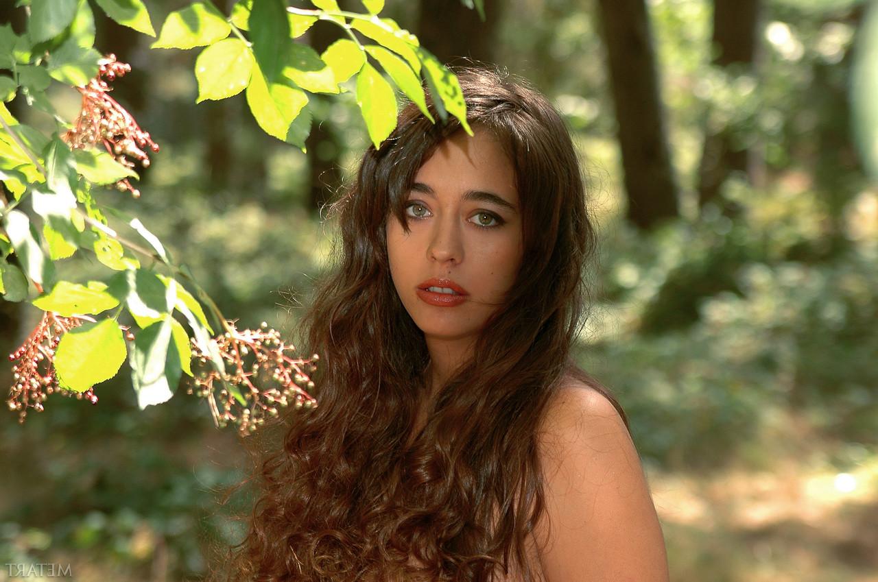 20P A gata glamourosa Larissa A mostra seu grande saque enquanto está totalmente nua ao ar livre