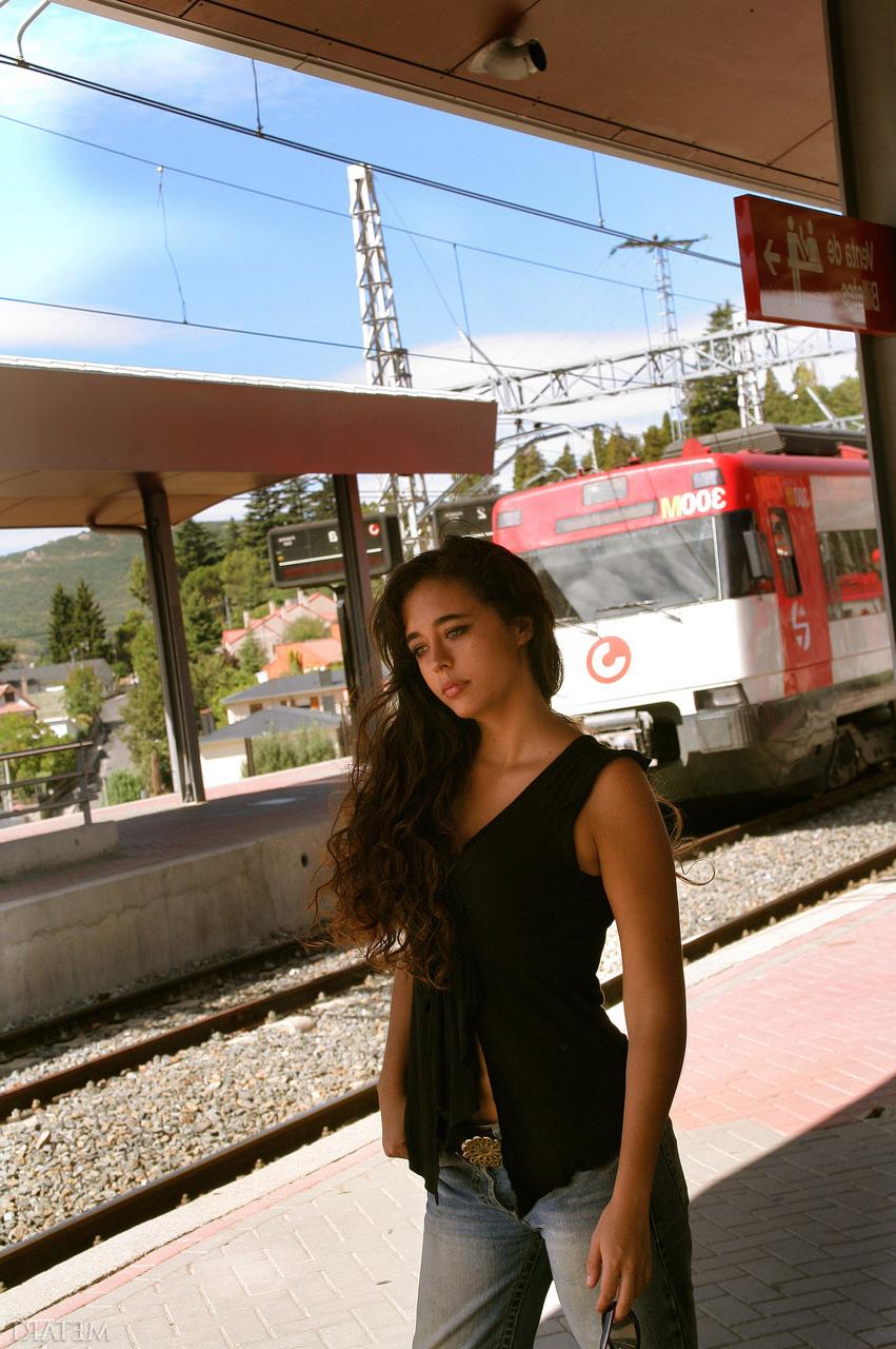 20P A gata glamourosa Larissa A mostra seu grande saque enquanto está totalmente nua ao ar livre