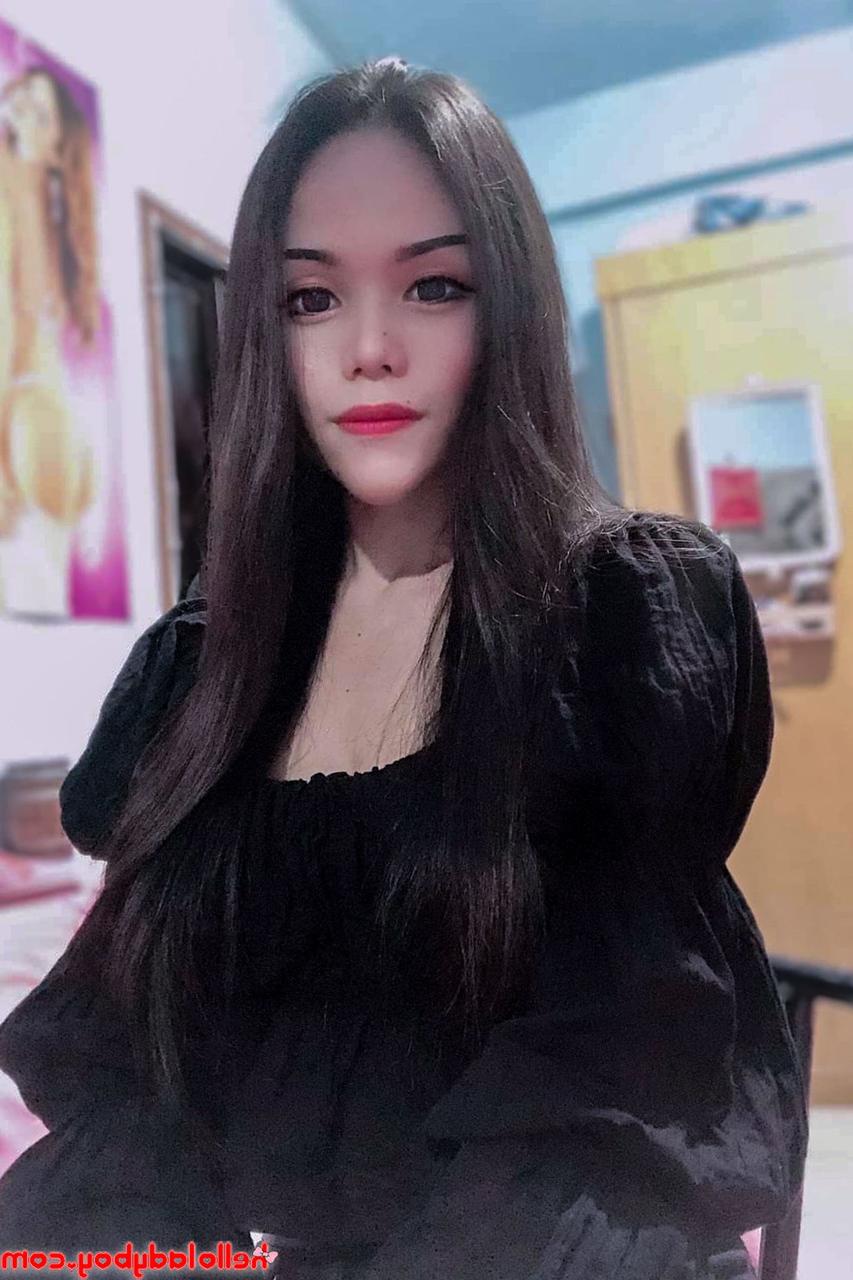 20P Travesti asiática fofa mostra seu pau sem cortes e suas pernas sensuais em uma compilação quente