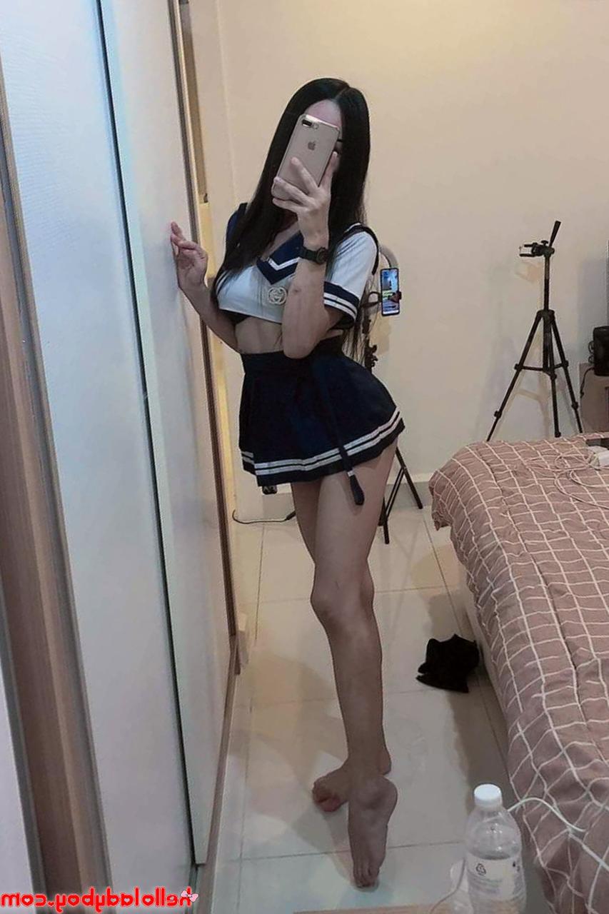 20P Travesti asiática fofa mostra seu pau sem cortes e suas pernas sensuais em uma compilação quente