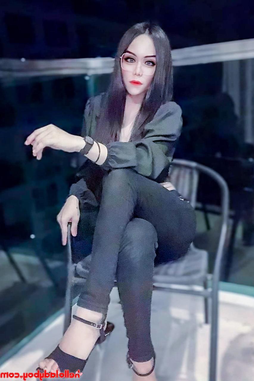 20P Travesti asiática fofa mostra seu pau sem cortes e suas pernas sensuais em uma compilação quente