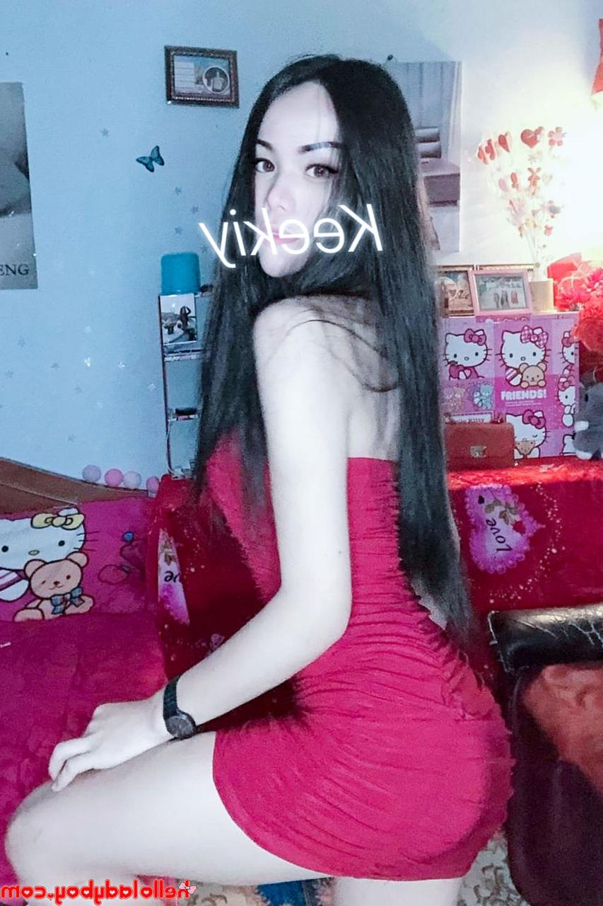 20P Travesti asiática fofa mostra seu pau sem cortes e suas pernas sensuais em uma compilação quente