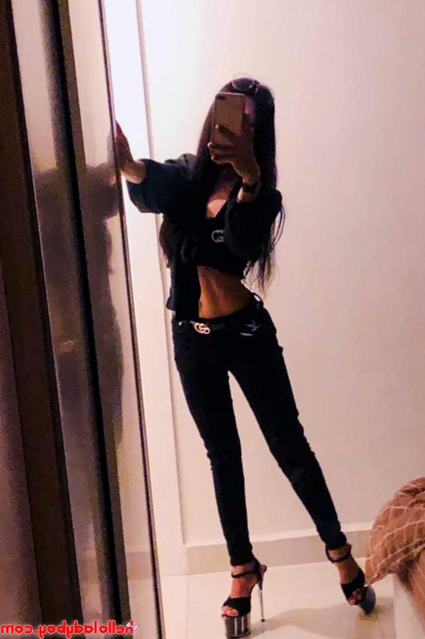 20P Travesti asiática fofa mostra seu pau sem cortes e suas pernas sensuais em uma compilação quente