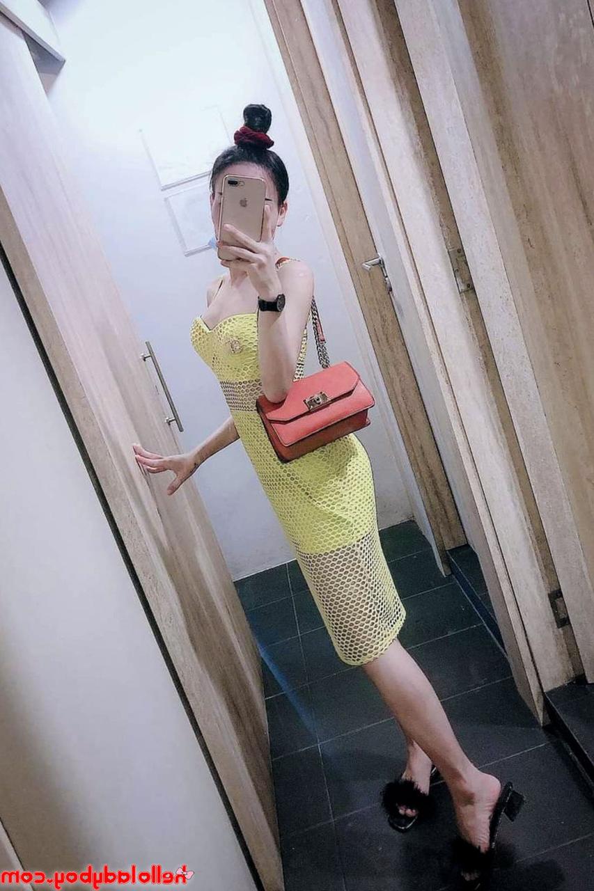 20P Travesti asiática fofa mostra seu pau sem cortes e suas pernas sensuais em uma compilação quente