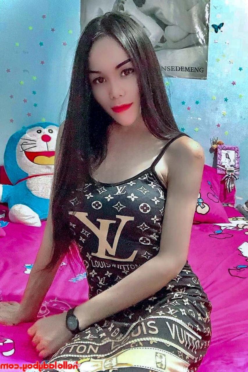 20P Travesti asiática fofa mostra seu pau sem cortes e suas pernas sensuais em uma compilação quente
