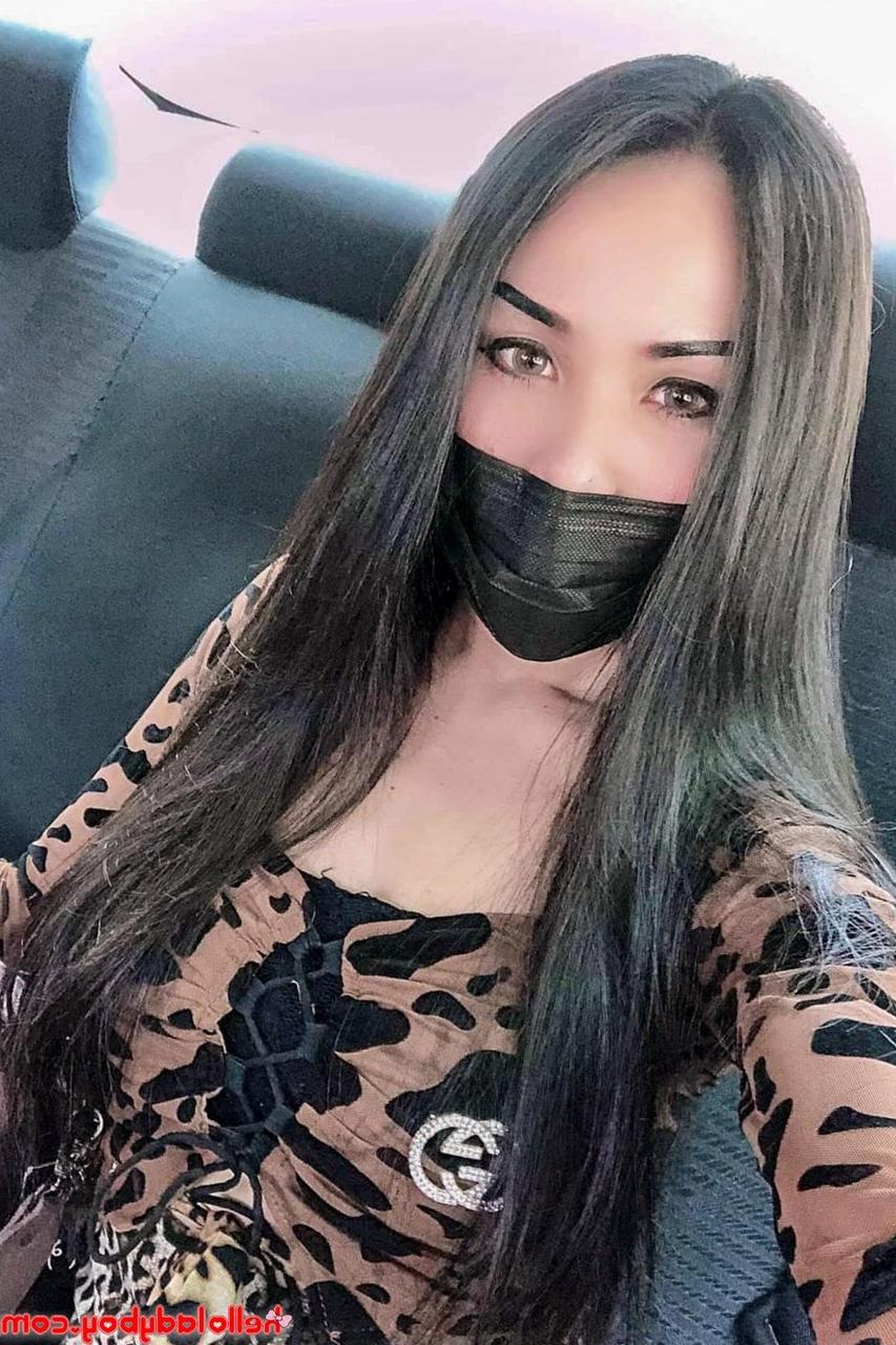 20P Travesti asiática fofa mostra seu pau sem cortes e suas pernas sensuais em uma compilação quente