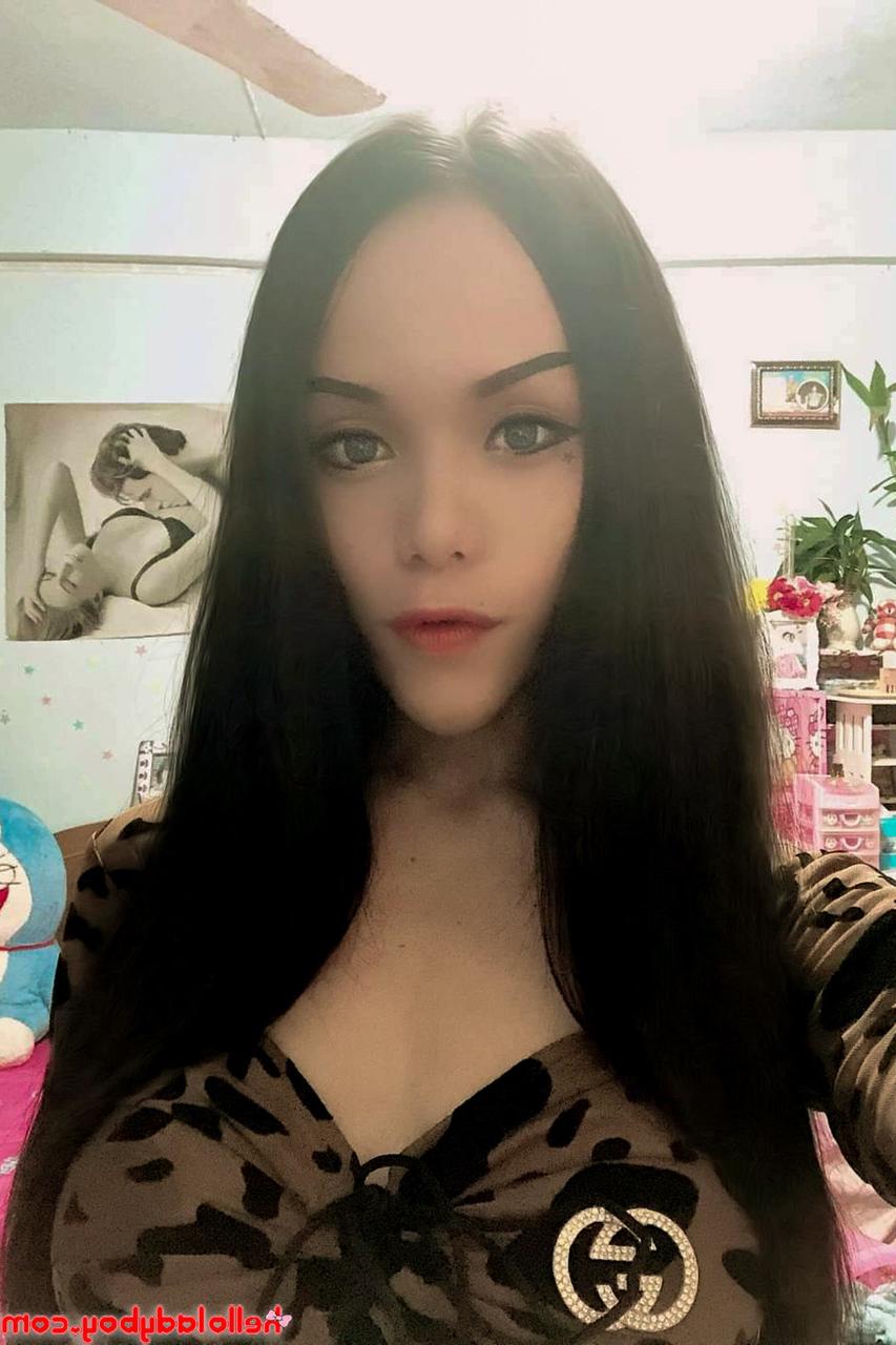20P Travesti asiática fofa mostra seu pau sem cortes e suas pernas sensuais em uma compilação quente