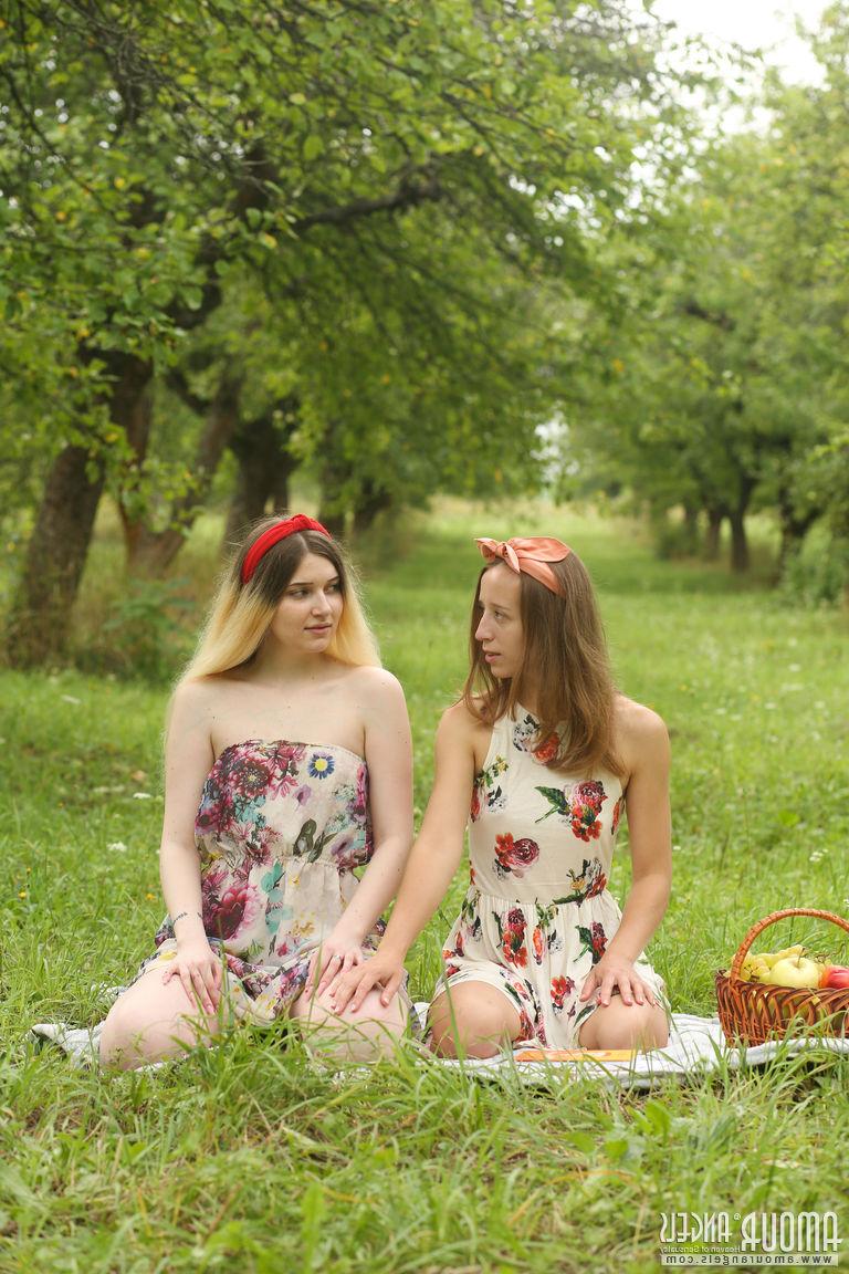 20P Las jóvenes Amy y Suna tienen sexo lésbico mientras hacen un picnic en un huerto