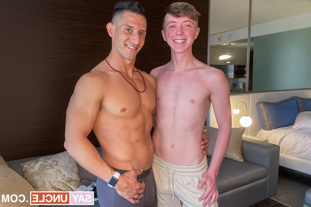 9P Der muskulöse Schwule Jax Thirio genießt Hardcore-Analsex mit einem heißen Schnuckel