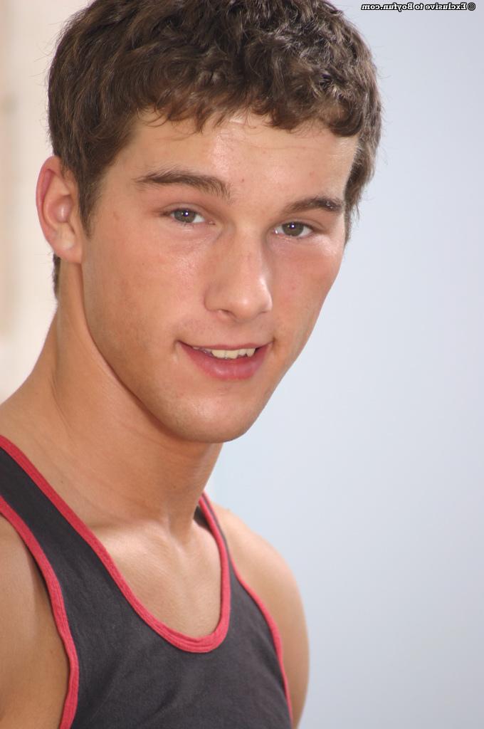 20P O atleta gay sexy Michal mostra seu corpo magro e esfrega sua haste sem cortes